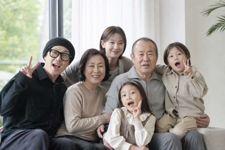 따뜻한 가족사진과 SNS 공개를 상징하는 이미지