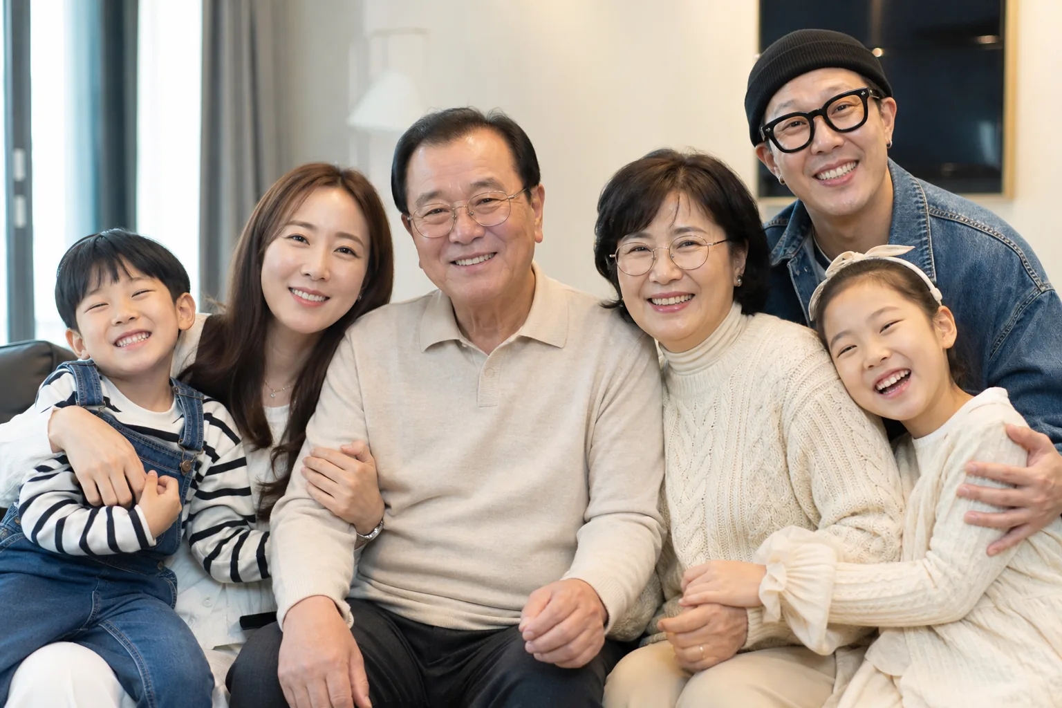 가족 앨범을 보며 웃는 장면의 AI 이미지