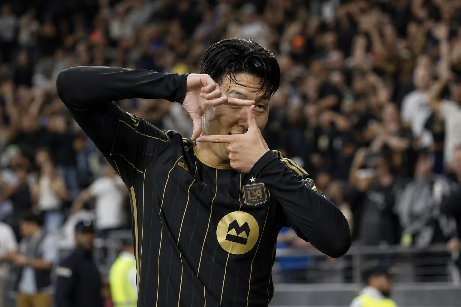 축구 경기 후 선수 평점과 공격 기록을 분석하는 이미지