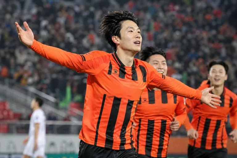 K리그 경기장에서 득점 후 환호하는 축구 선수들