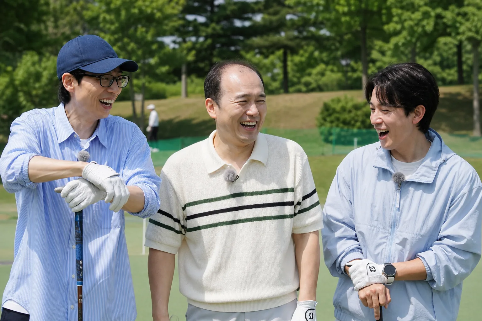 파크 골프장에서 예능 멤버들이 경기를 펼치는 모습