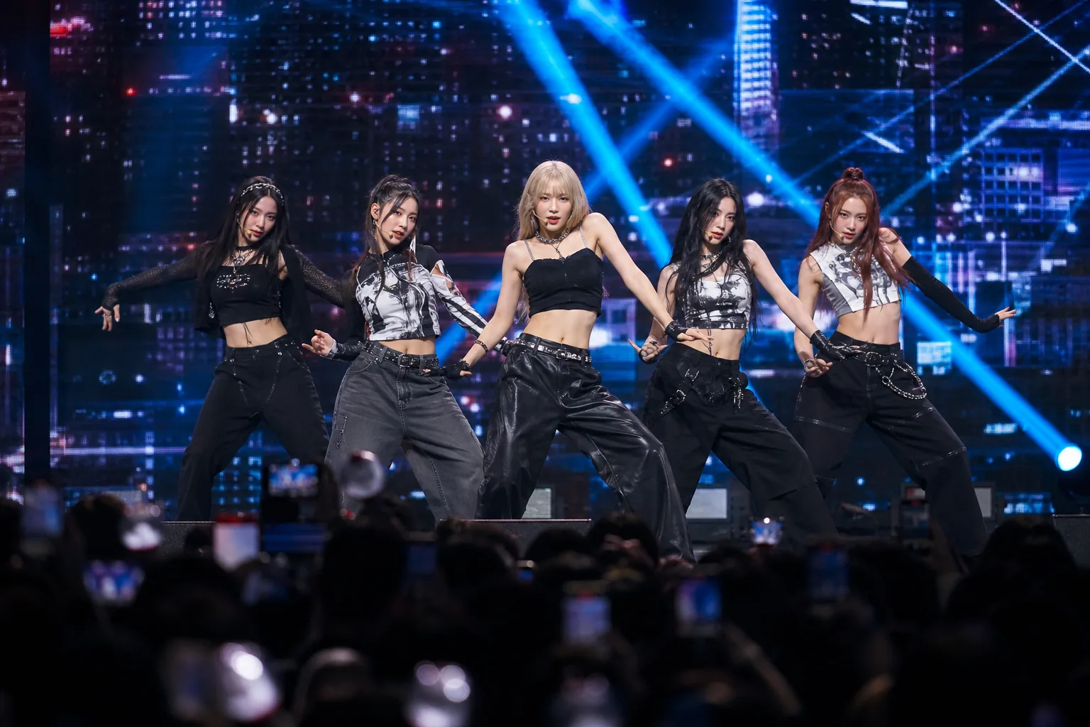 도쿄 시부야 공연장에서 펼쳐지는 K팝 콘서트