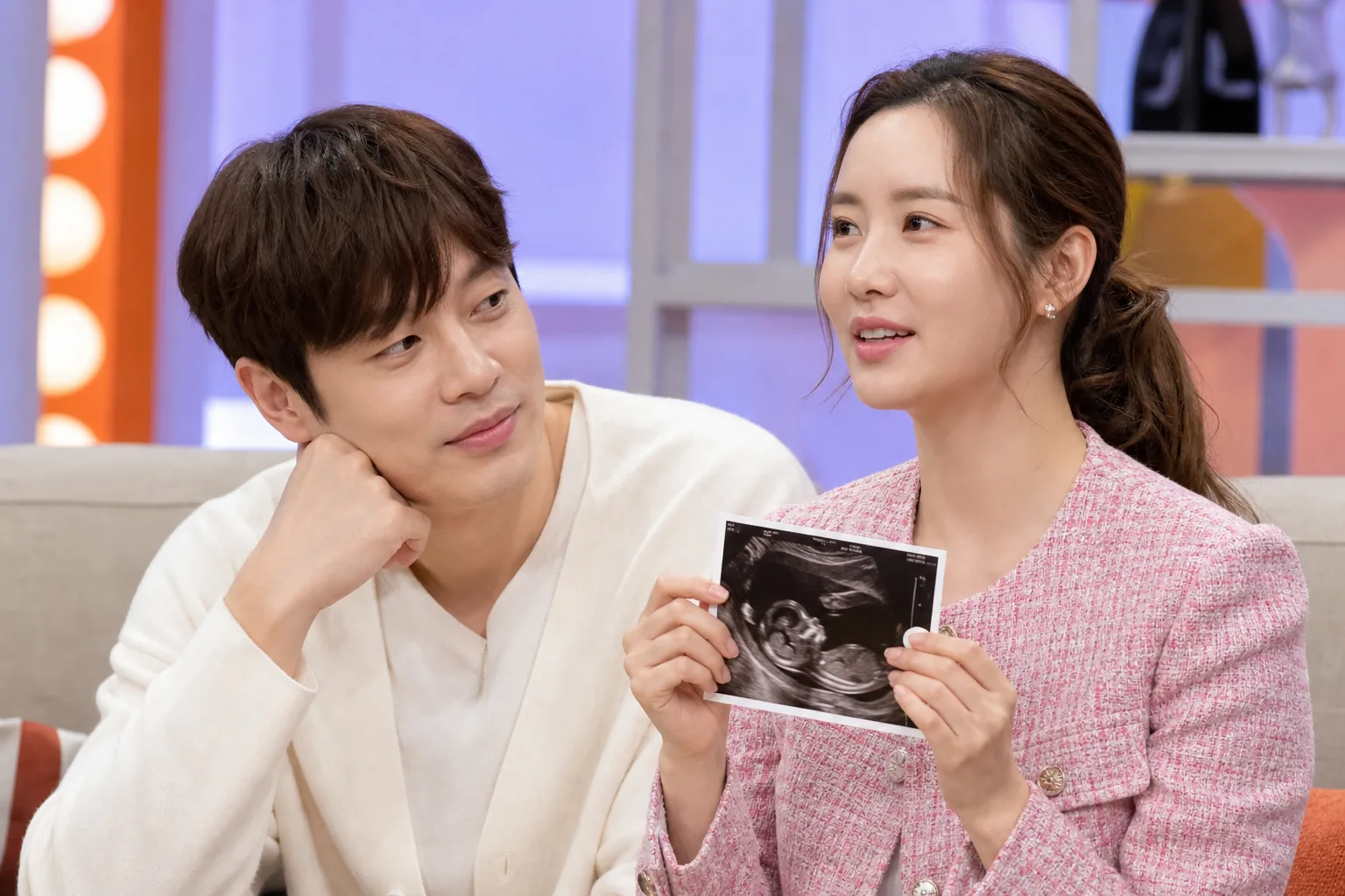 방송 스튜디오에서 출연자가 가족 이야기를 나누는 모습