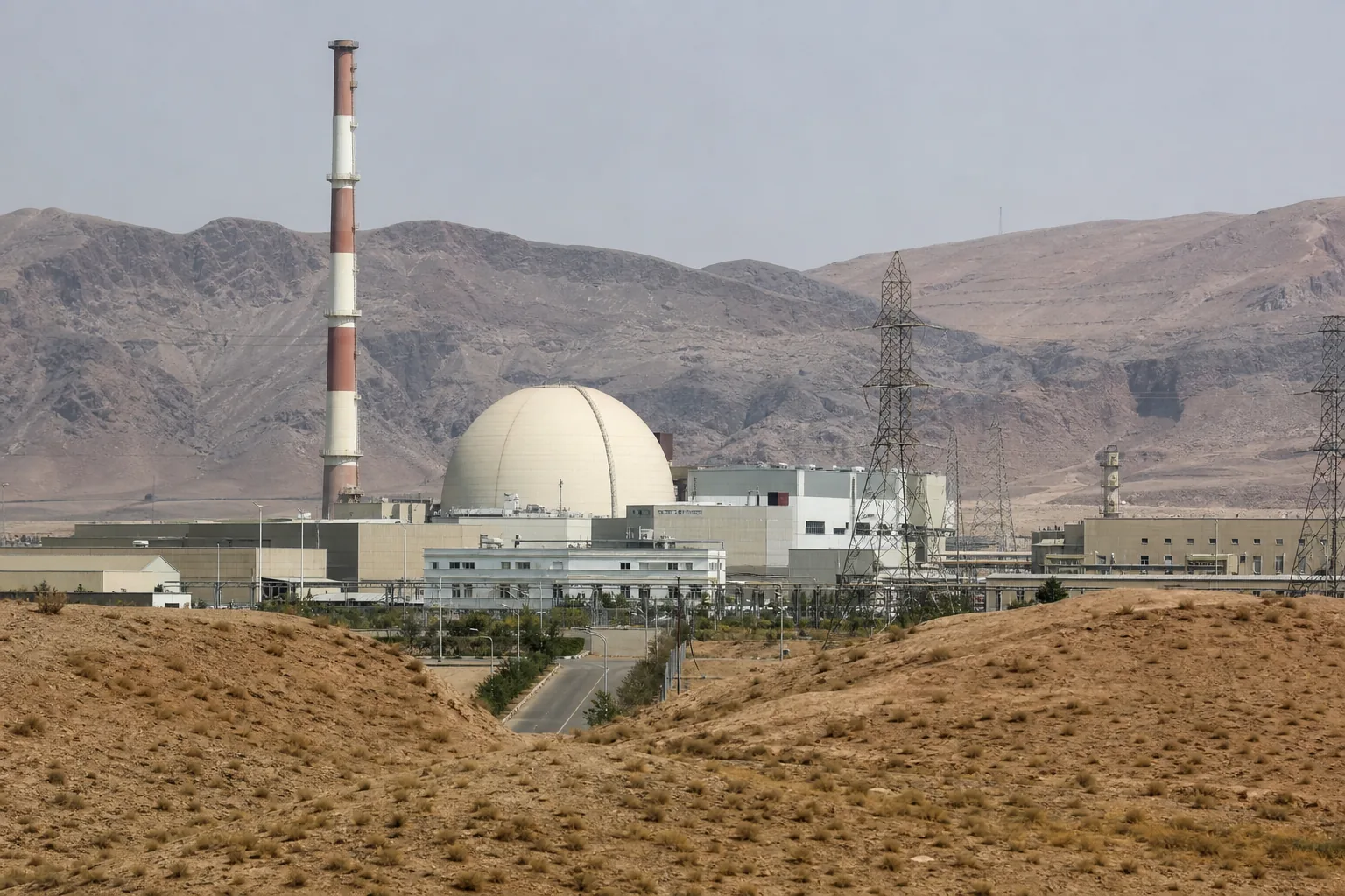 IAEA 감시와 원전 시설 주변 군사 행동 자제 요구를 표현한 이미지