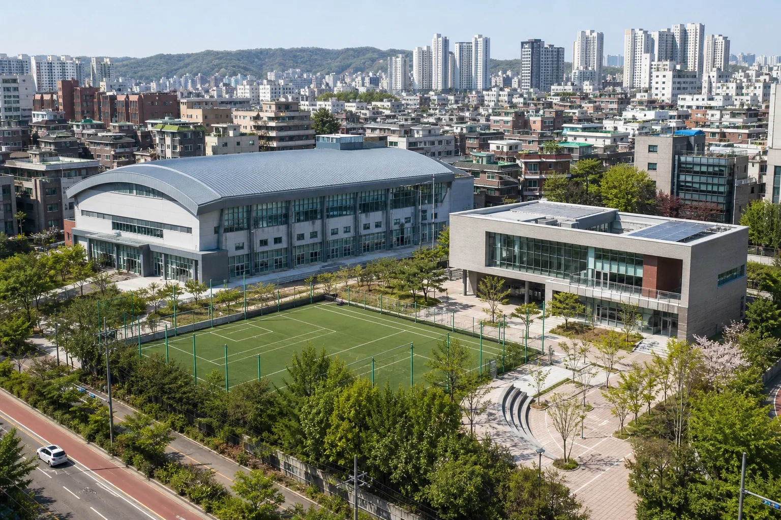 폐교 운동장이 지역 체육관과 공공시설로 전환되는 이미지