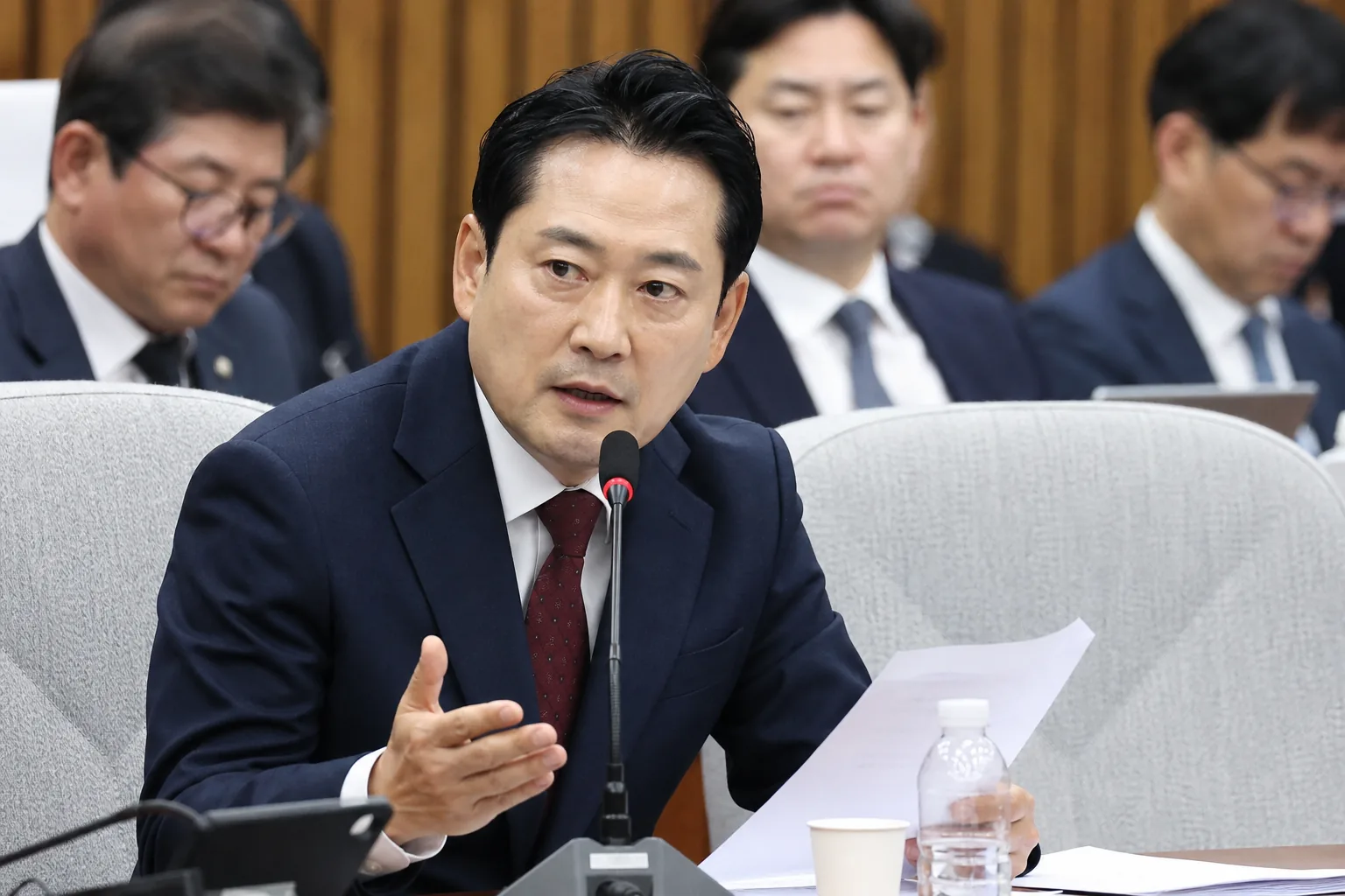 사관학교 통합 정책을 두고 국회에서 공방이 벌어지는 모습의 이미지