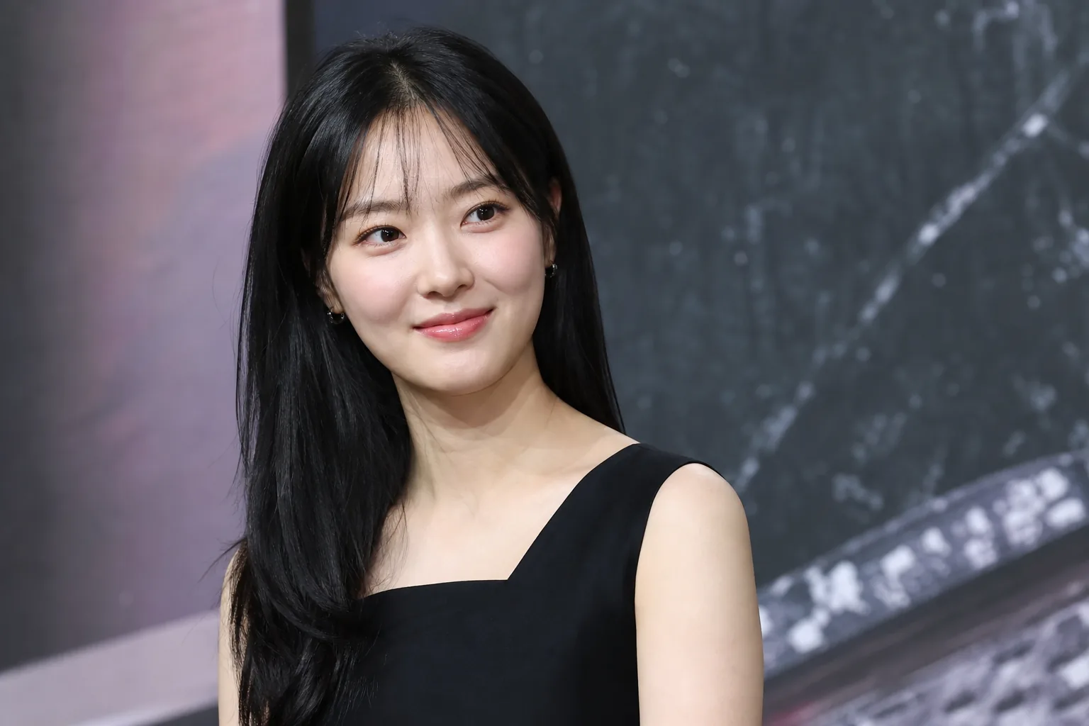 드라마 제작발표회 무대와 배우들의 포토타임을 표현한 AI 이미지