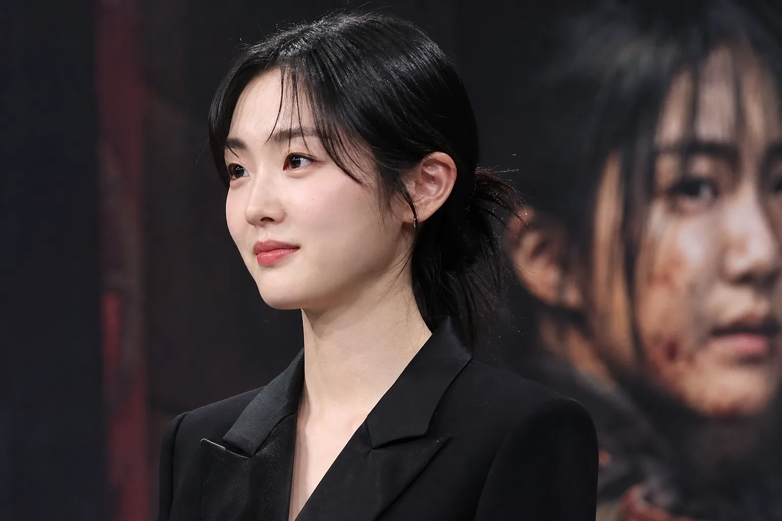 청순한 이미지와 액션 캐릭터의 대비를 표현한 드라마 뉴스 이미지