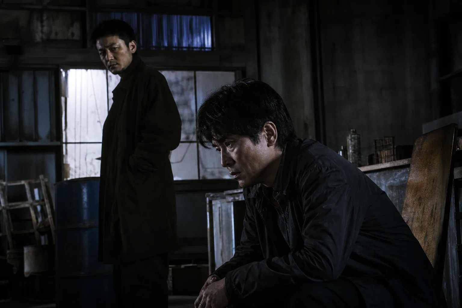 음산한 폐창고 분위기의 일본 스릴러 영화 이미지
