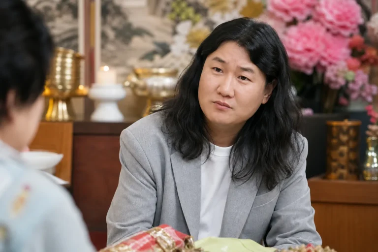 예능 토크쇼 스튜디오에서 출연자가 고민을 나누는 이미지