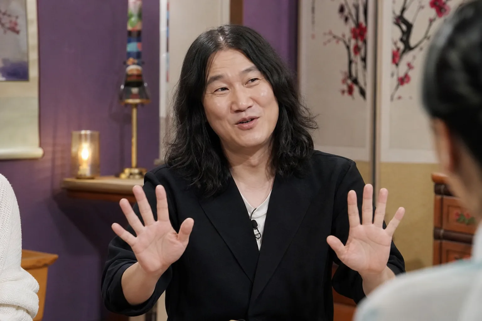 토크쇼 출연자가 결혼 고민을 말하는 장면 이미지
