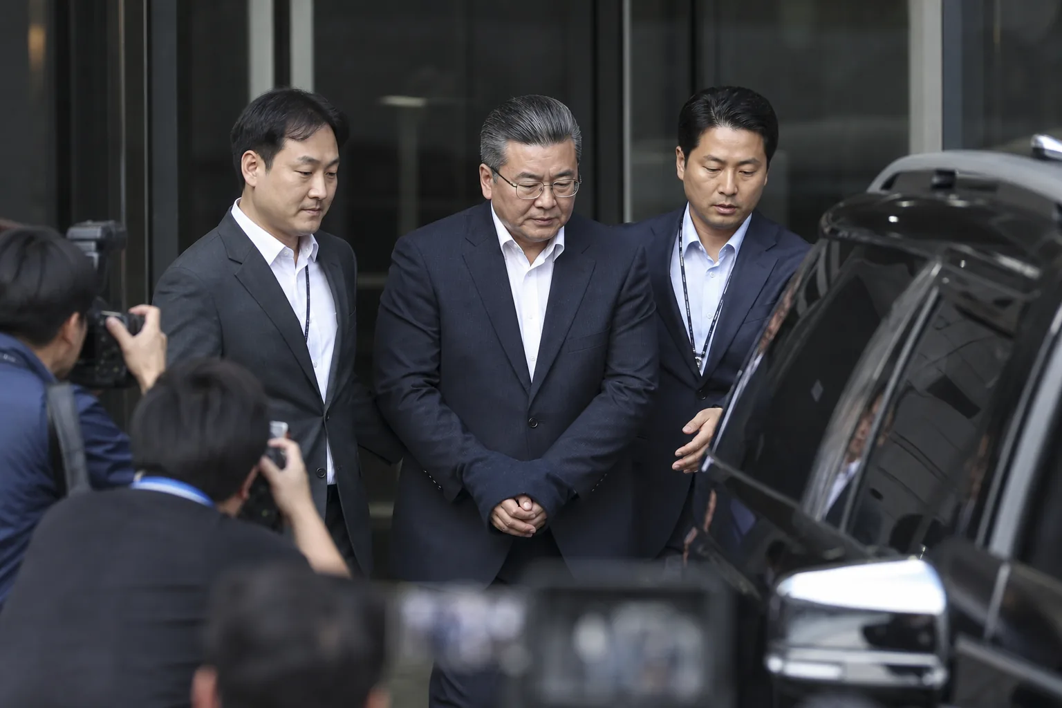 공공기관 감사 문서와 수사 기록을 검토하는 장면