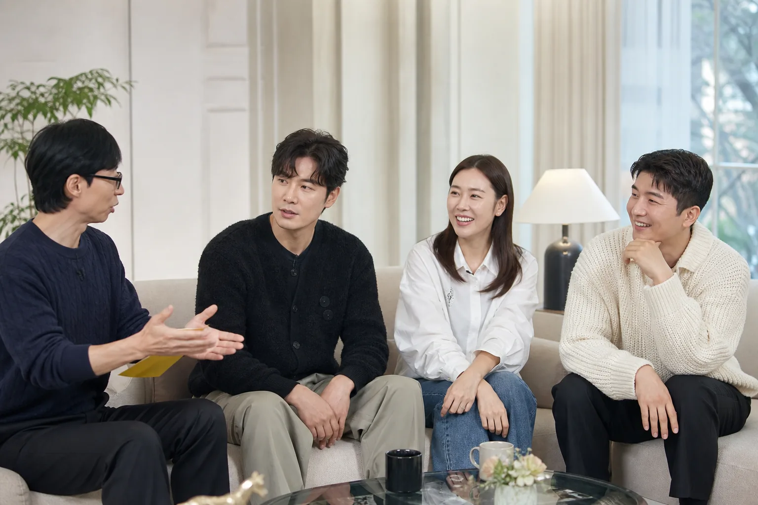 방송 스튜디오 토크 장면을 상징하는 이미지