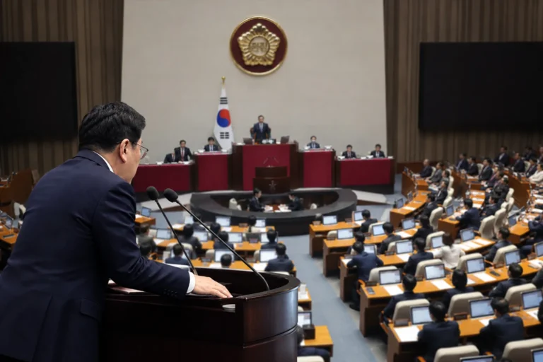 국회 본회의장에서 특검 연장안을 둘러싸고 대치하는 장면