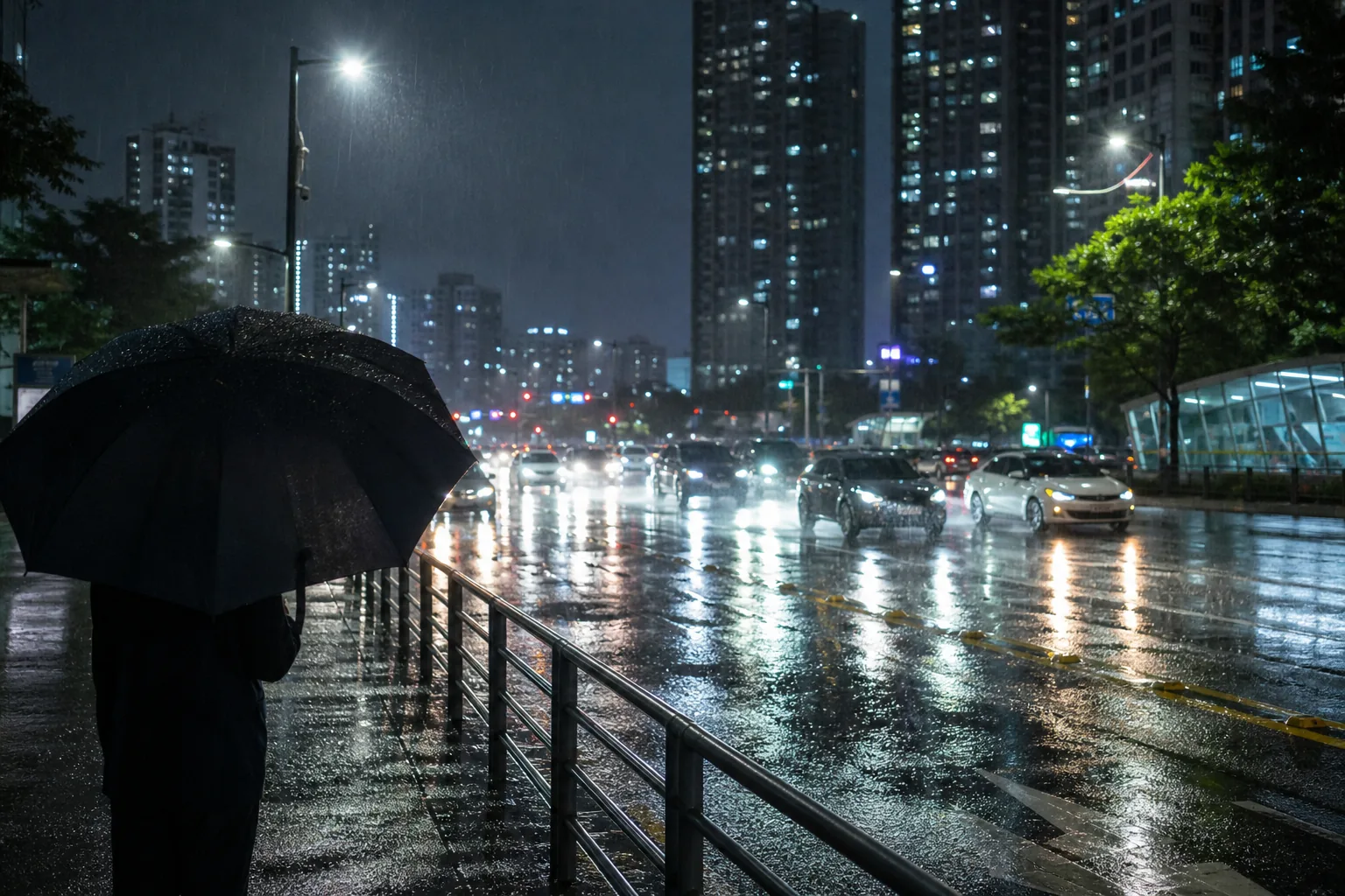 수도권 호우주의보 지역과 빗길 교통 상황을 보여주는 이미지