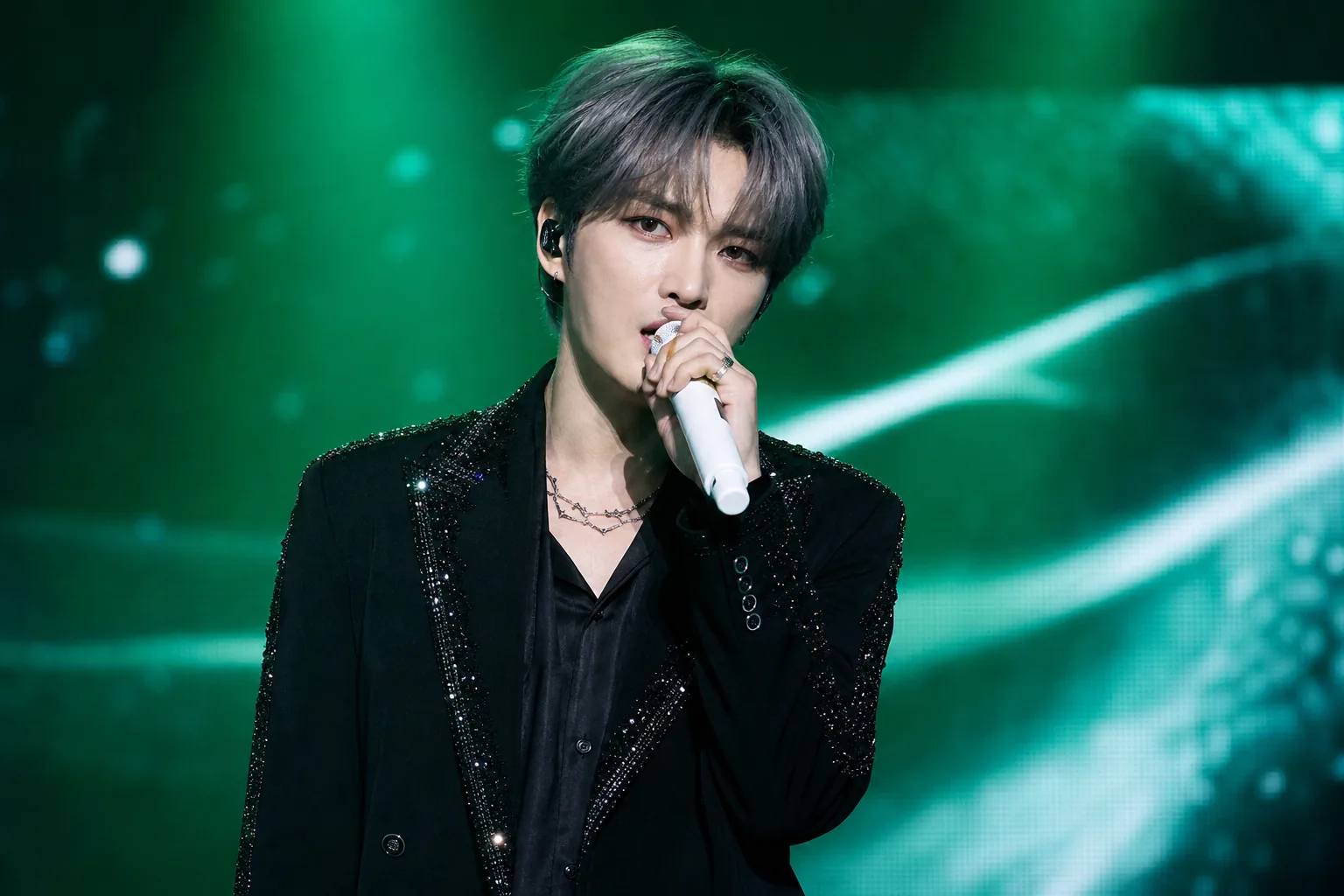 서울 공연장 무대와 콘서트 관객의 기대감을 보여주는 이미지