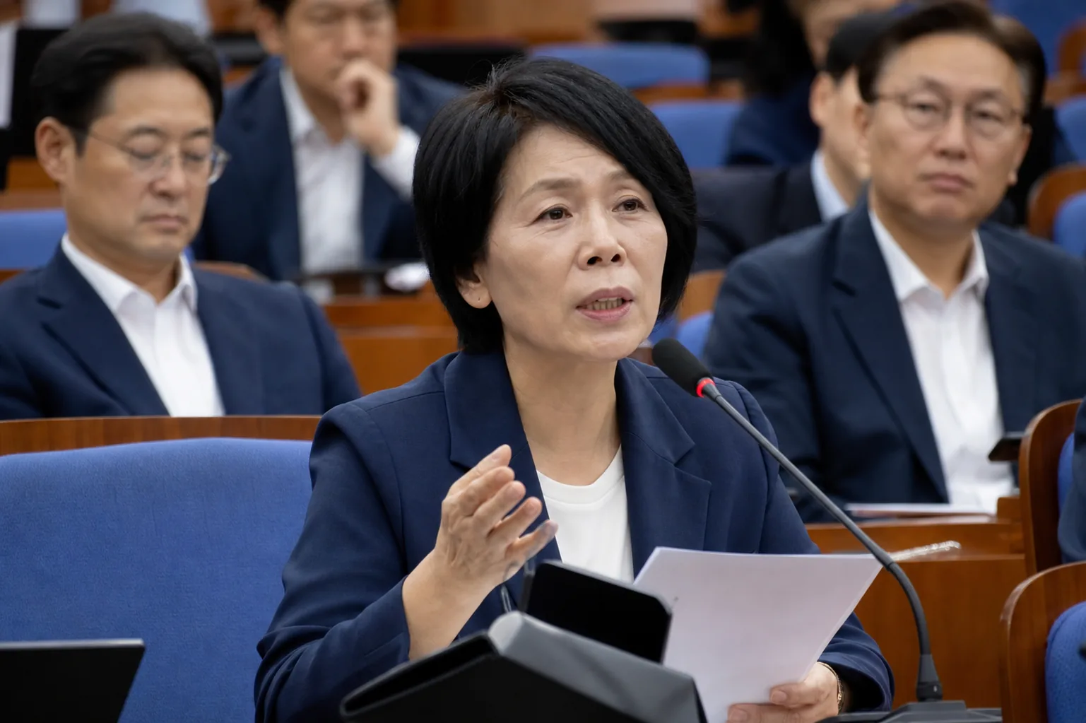 청년 정치 참여와 정당 경선 문턱을 설명하는 이미지
