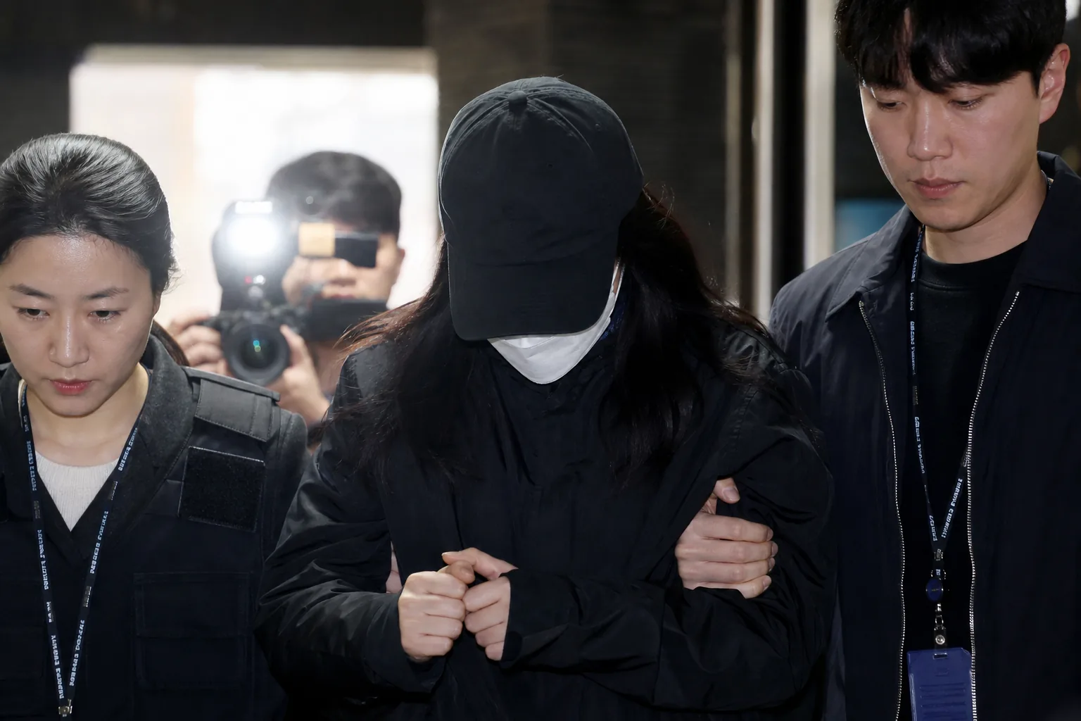 연예 기획사 사무실과 수사 자료를 표현한 이미지