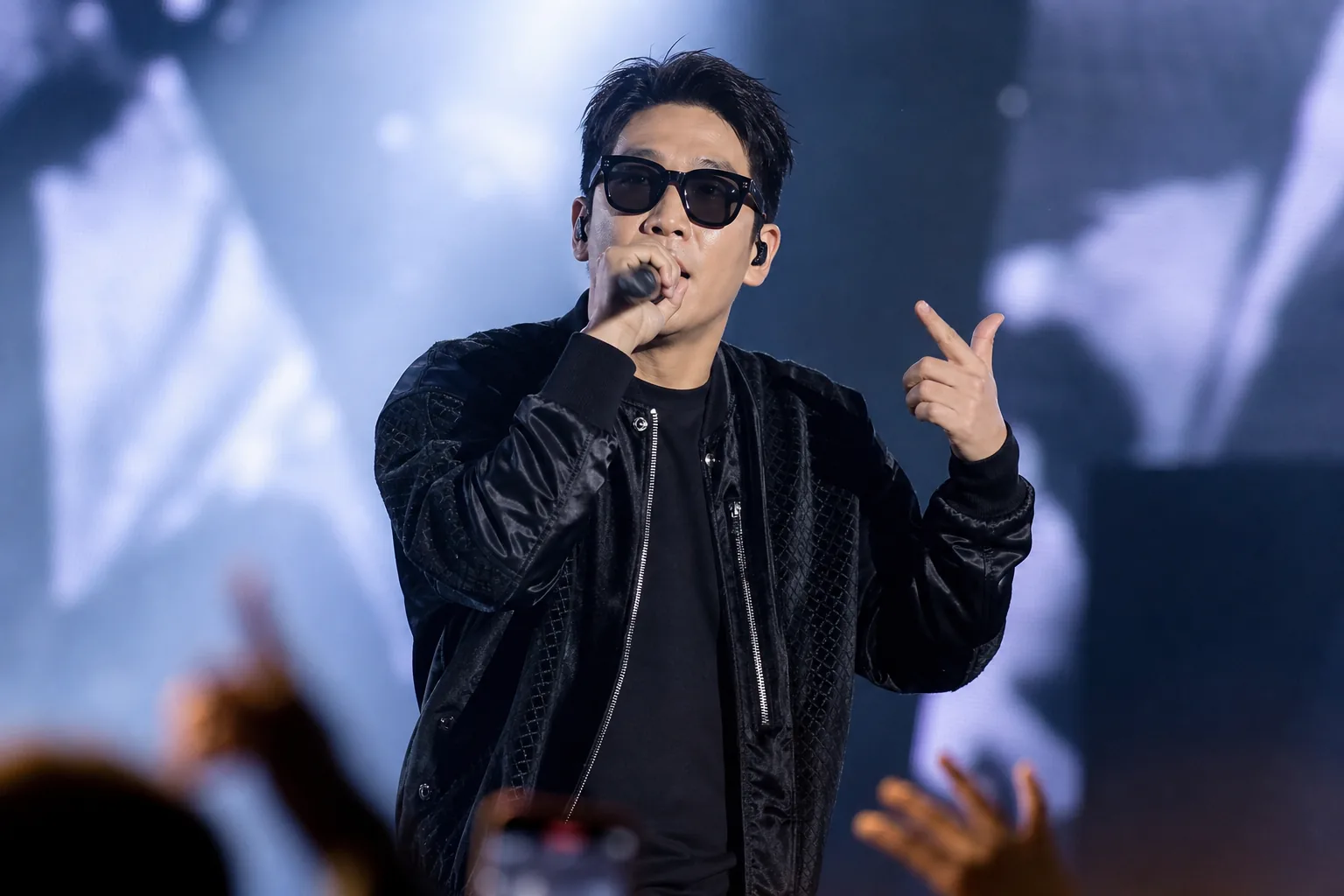 조명이 켜진 콘서트 무대와 관객석 이미지