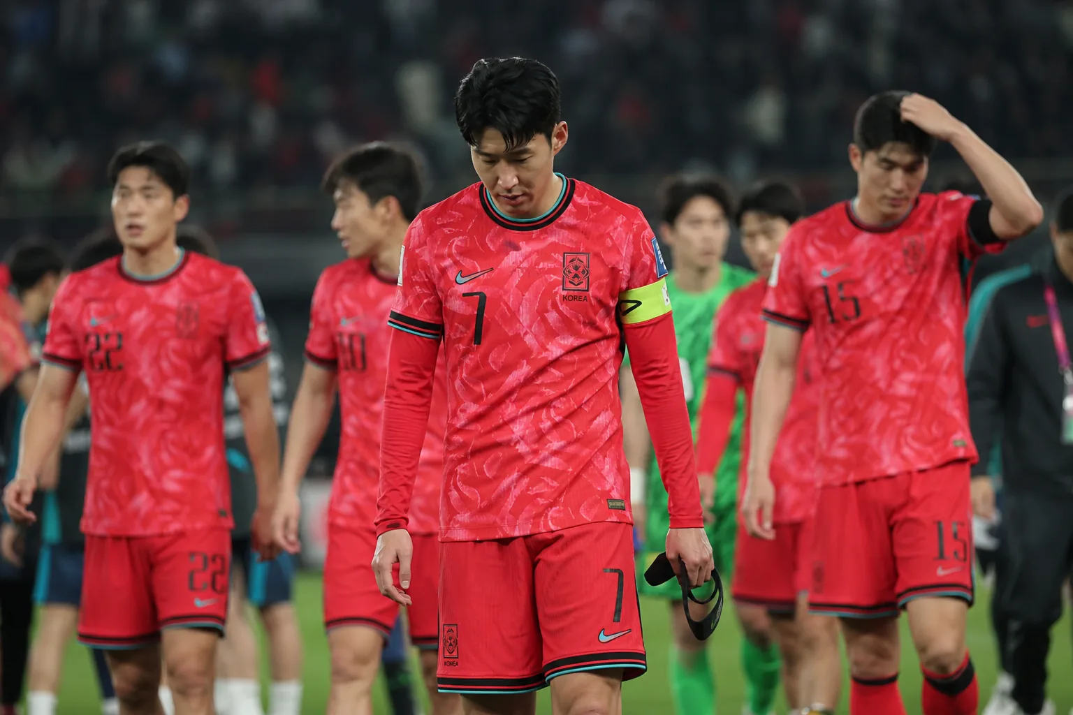 축구 경기장에서 한국 대표팀 선수들이 전술 회의를 하는 모습