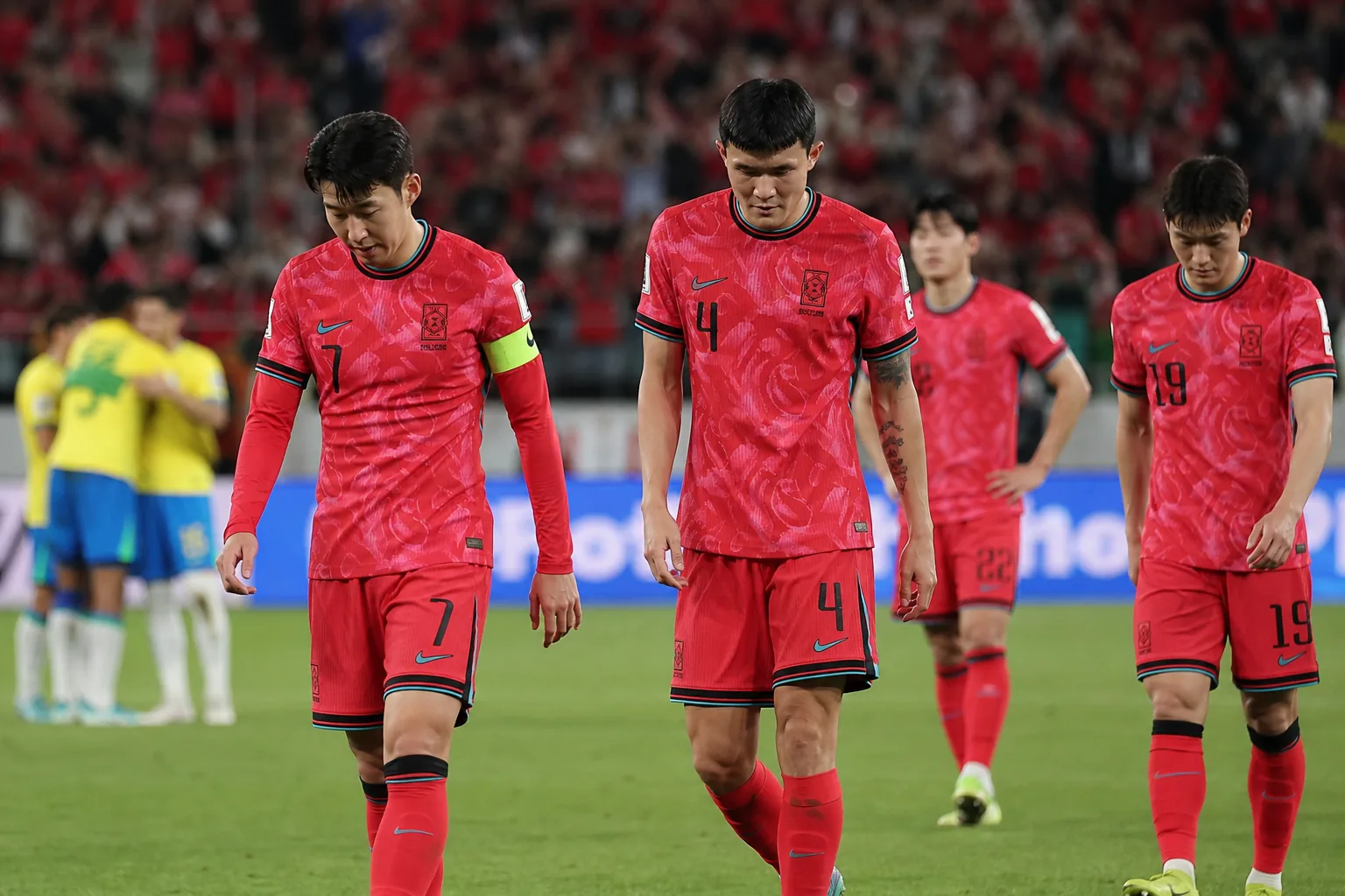 아시아 축구 국가들의 경쟁 구도를 나타내는 경기장과 순위표 이미지