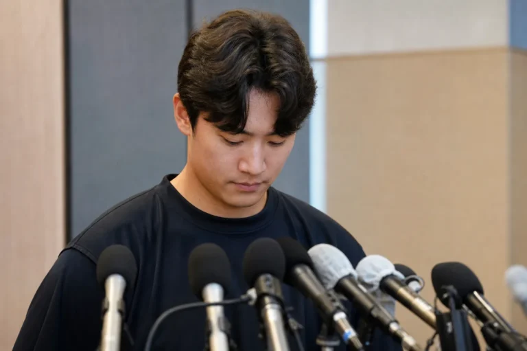 프로야구 선수가 온라인 사과문을 올린 상황을 상징하는 이미지