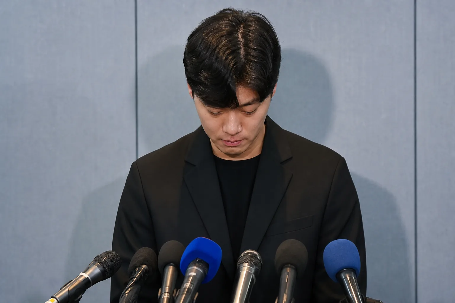 금전 거래 주의와 사실 확인을 강조하는 상담 장면
