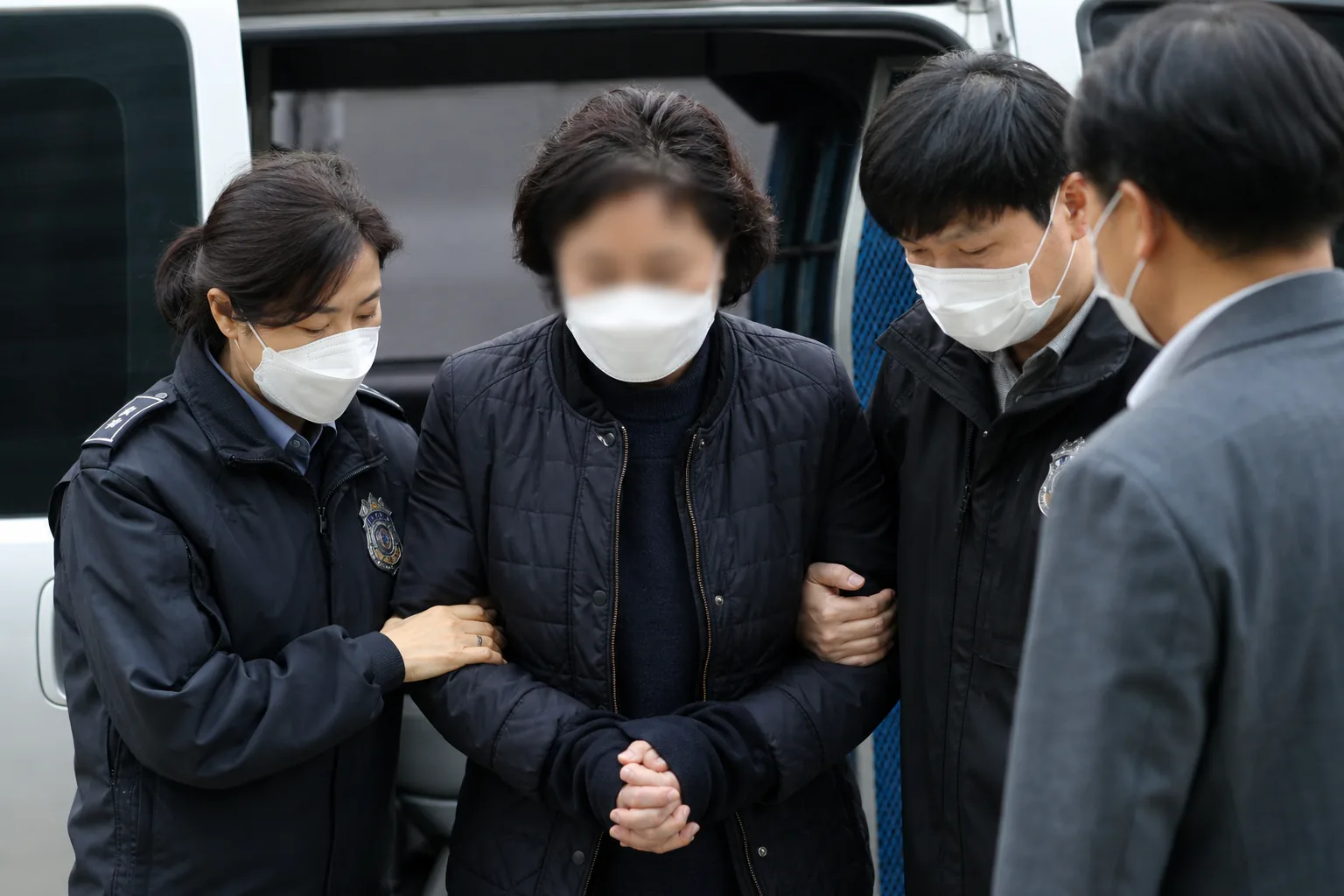 경찰 수사 자료와 금융 거래 기록을 확인하는 장면