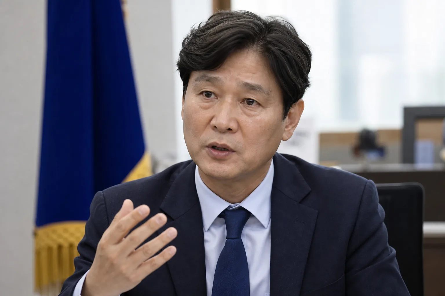 정치 평론과 당내 논쟁을 다루는 라디오 스튜디오 이미지