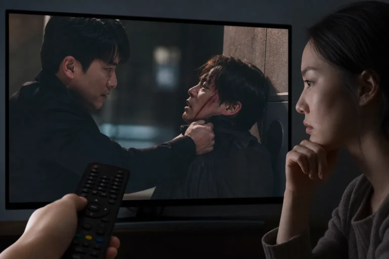 자극적 드라마 장면과 시청자 반응을 상징하는 방송 스튜디오 이미지