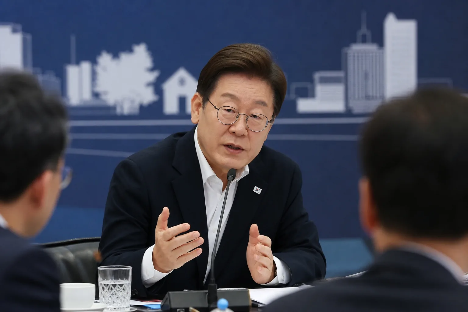 李 “실거주 용어, 거주용으로 바꾸자…잠깐 비어도 혜택 동일하게” 핵심 내용을 시각화한 이미지