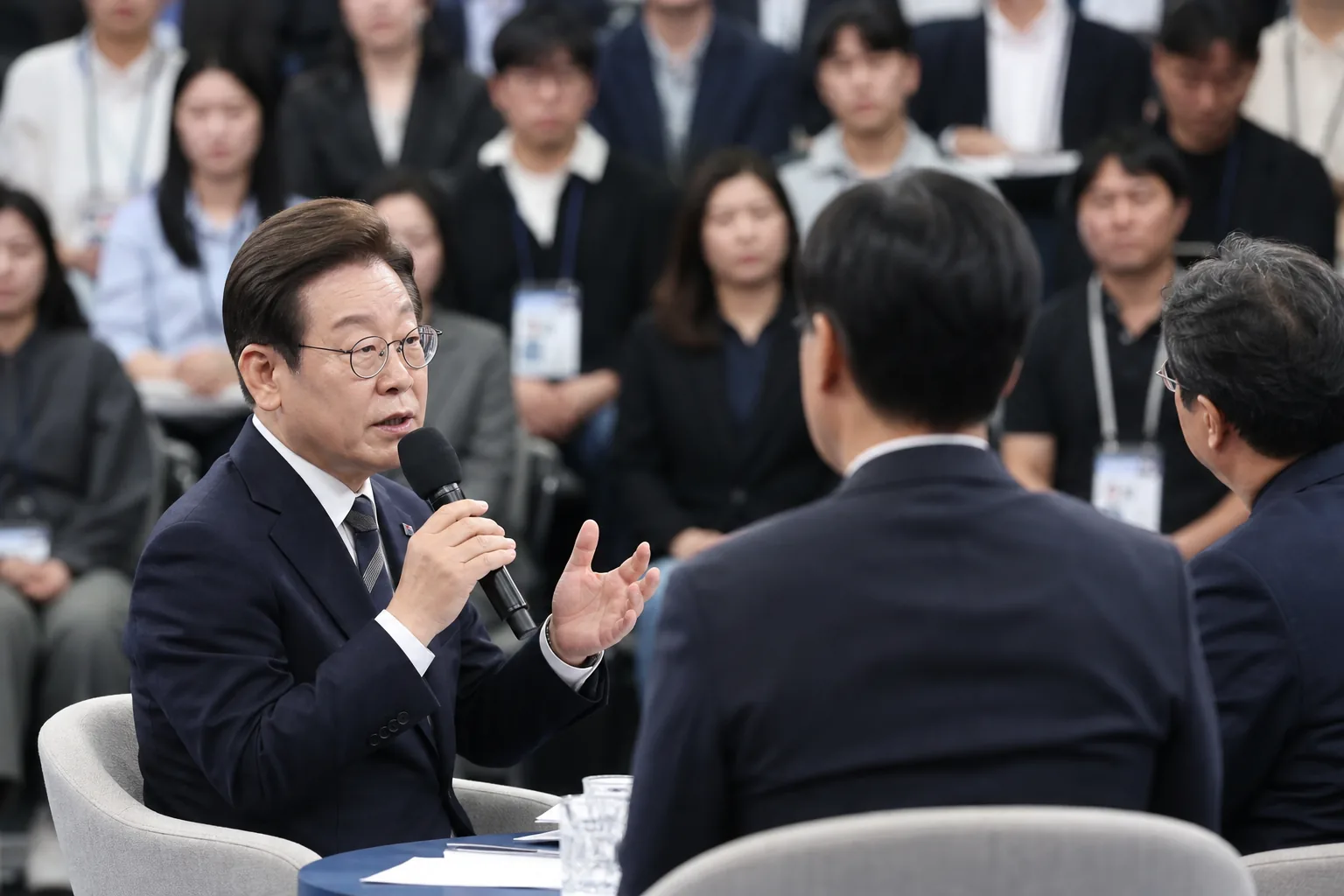 정부 부동산 정책 토론회에서 보유세와 양도세를 논의하는 장면 이미지