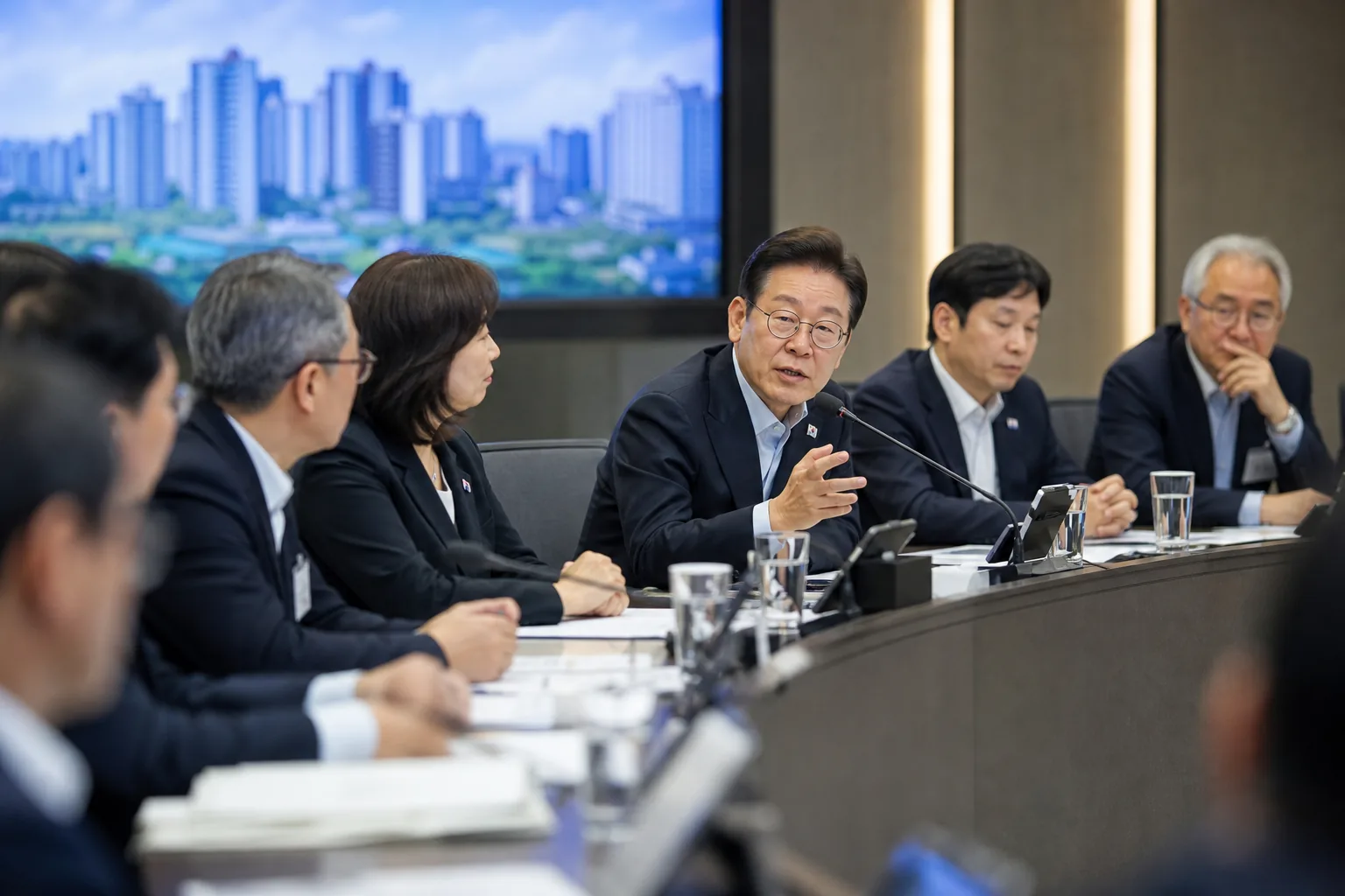도심 고품질 공공임대와 재개발 정책을 논의하는 도시 주거 이미지