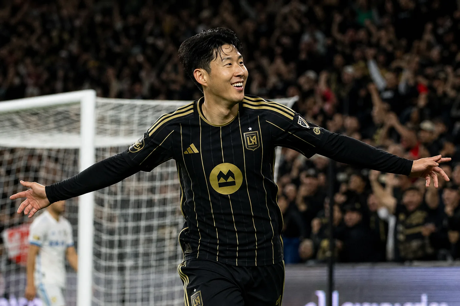 축구 경기에서 동료에게 침투 패스를 연결하는 공격수