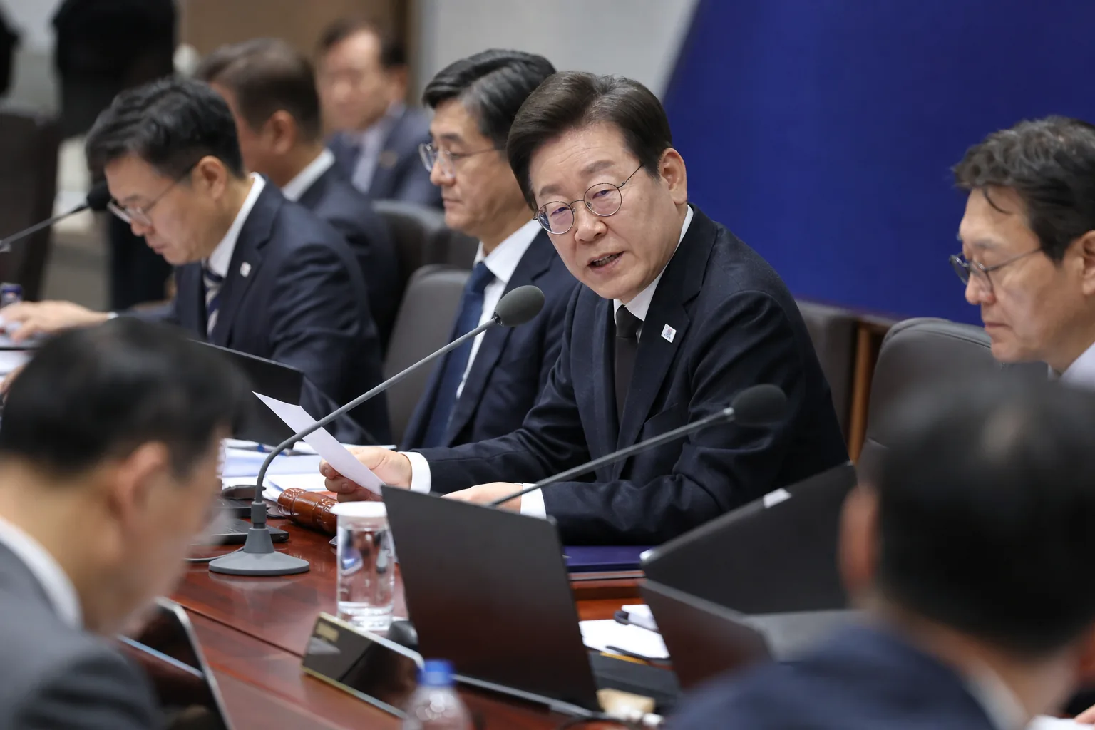 순방 떠난 이 대통령, 여름휴가 반납…참모진엔 쉬어라 후속 영향