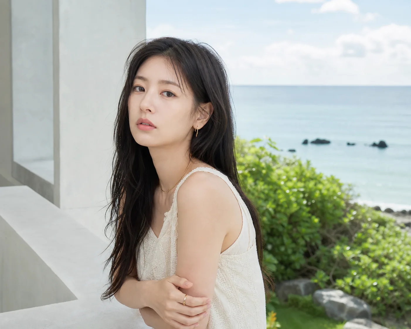 푸른 바다와 조용한 건축미가 어우러진 여름 화보 촬영 현장