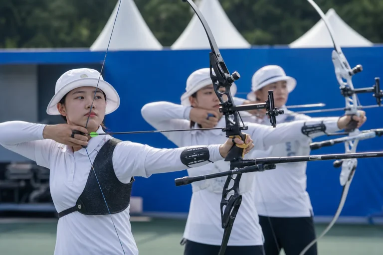 국제대회를 앞두고 경기장에서 활을 겨누는 양궁 국가대표 선수