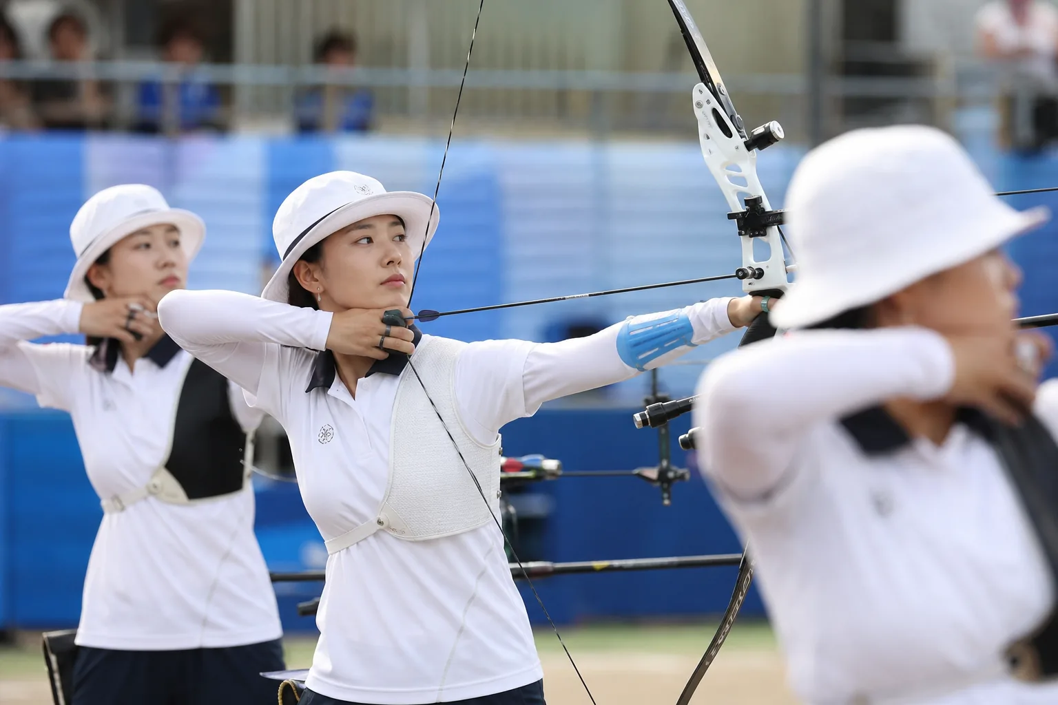 관중 소음과 장내 방송이 재현된 양궁 경기장 훈련 장면