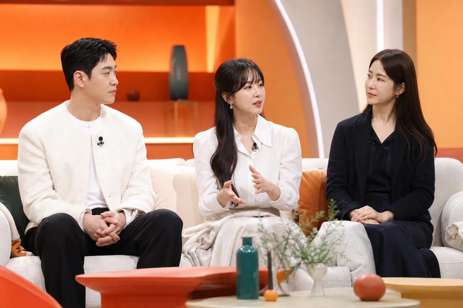 연예계 악성 루머와 대중 관심의 경계를 표현한 이미지