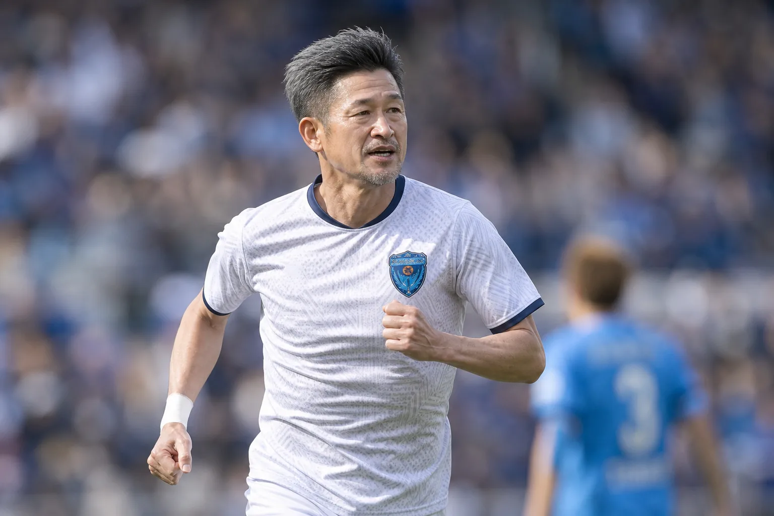노장 축구 선수가 공식전에서 득점하는 장면
