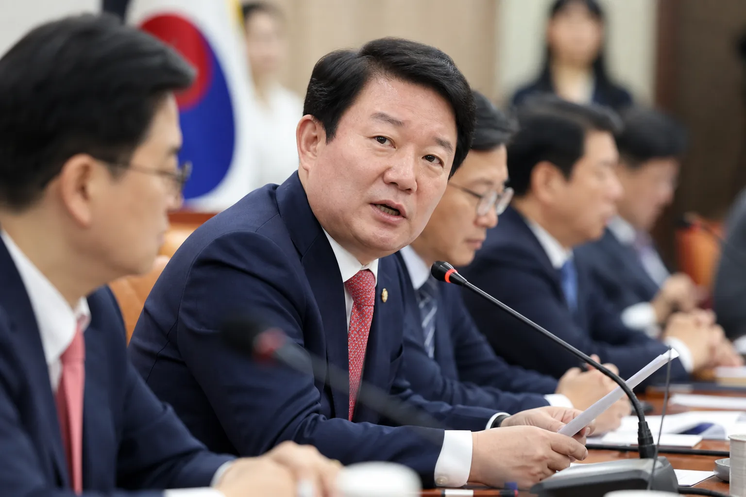 권영진 원내대표 멱살 논란 일파만파…지도부 자진탈당 권유 후속 영향
