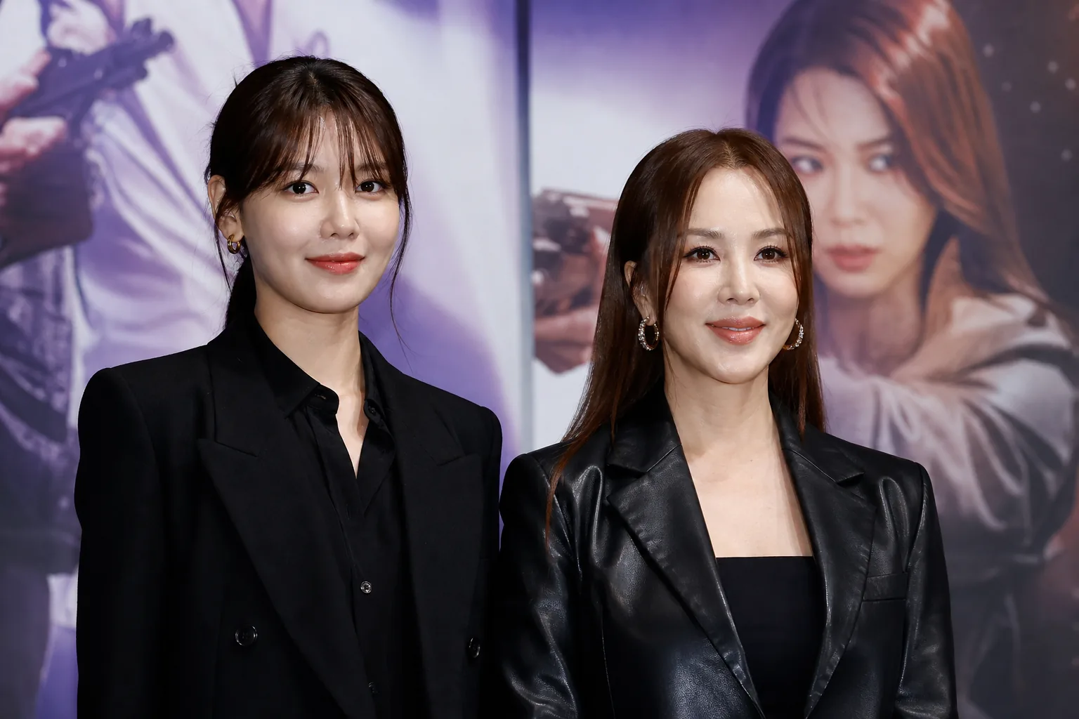 영화 제작보고회에서 배우들이 인사하는 모습