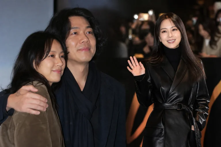 이효리♥이상순, 꼭 안은 채 극장 데이트…엄정화 시사회 떴다 대표 이미지