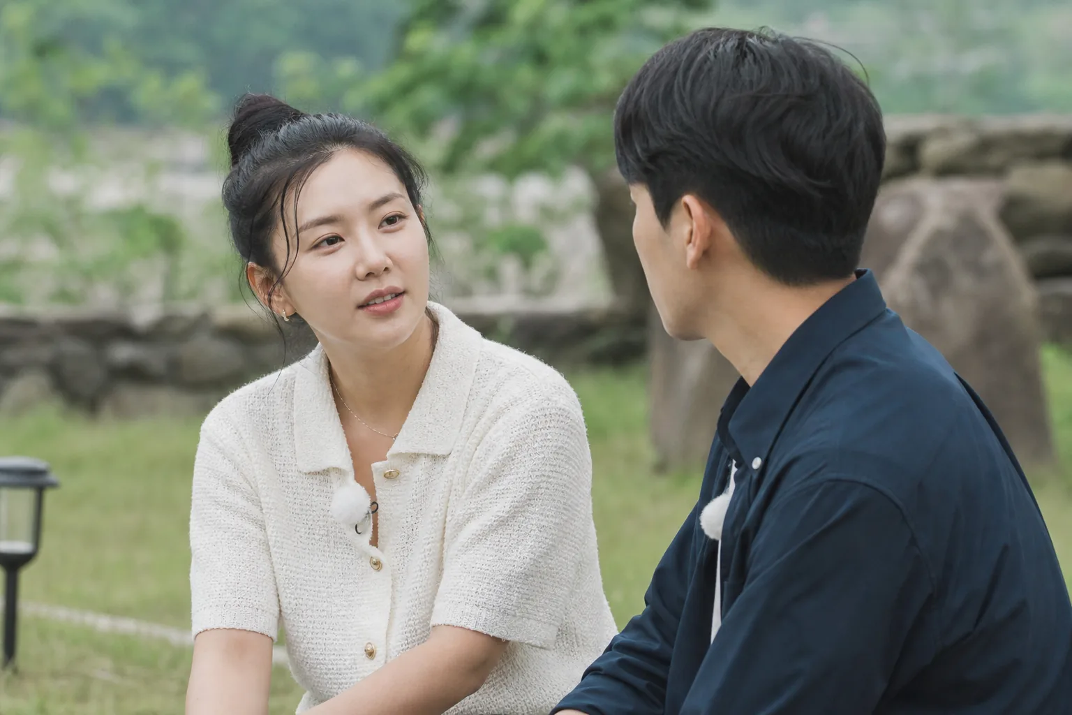 야외 팀전 미션에서 달리는 연애 리얼리티 출연자들을 표현한 이미지