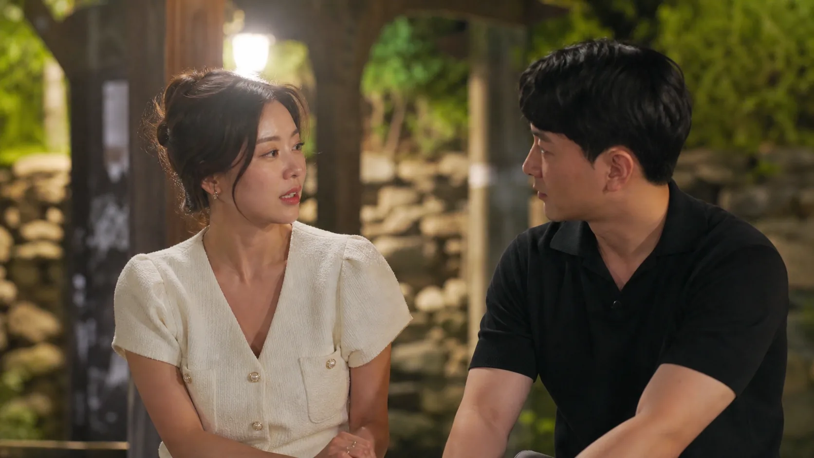 최종 선택 전 대화를 나누는 연애 리얼리티 출연자들의 분위기