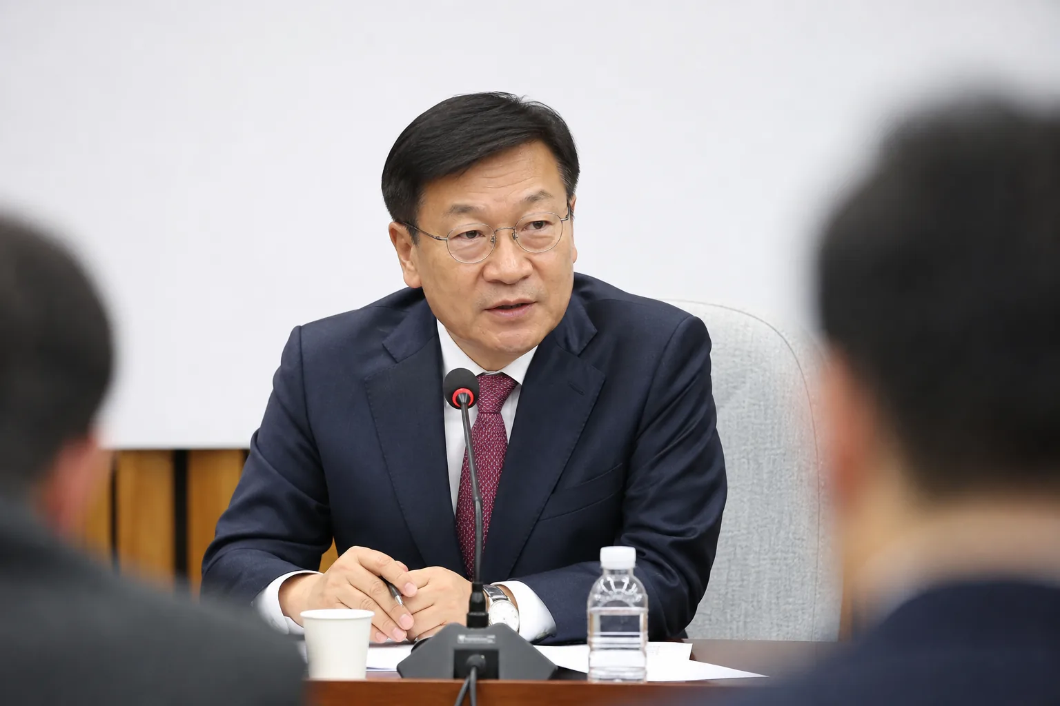 국회 회의실에서 당내 징계 문제를 논의하는 모습을 표현한 이미지