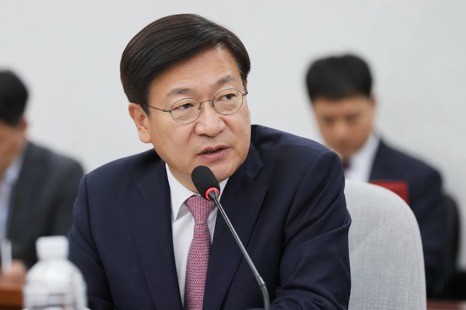 정당 윤리위원회 절차와 의견 제출 과정을 상징하는 이미지