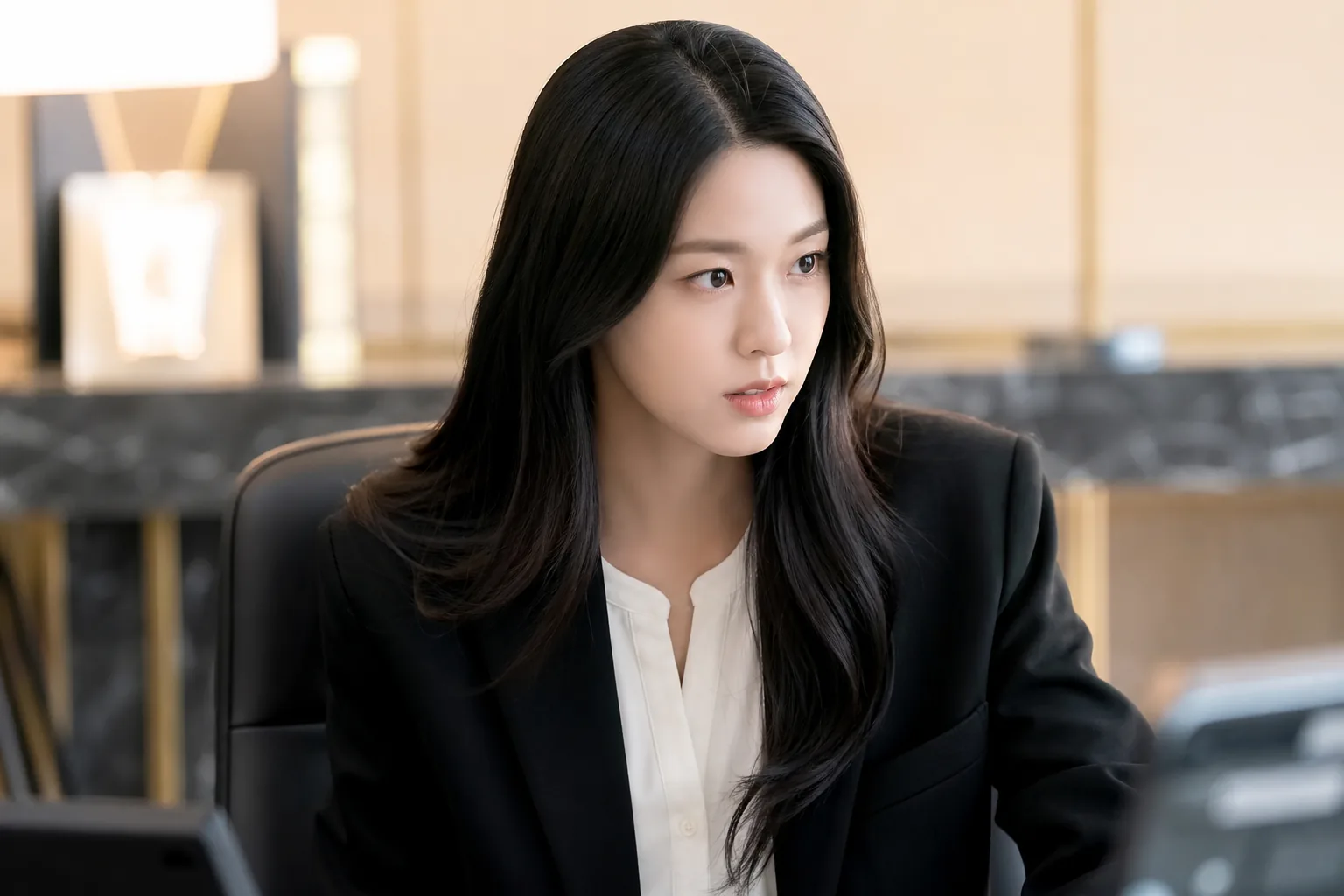 김설현, 디즈니+ ‘상남자’ 특별출연…이정은 비서 변신 핵심 장면