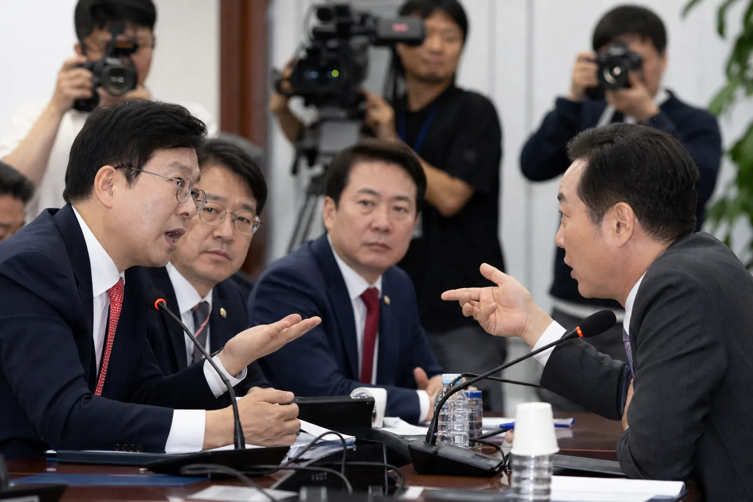 "죄목이 뭔가?" 국힘 징계 개시 후폭풍…공개 설전까지 핵심 내용을 시각화한 이미지