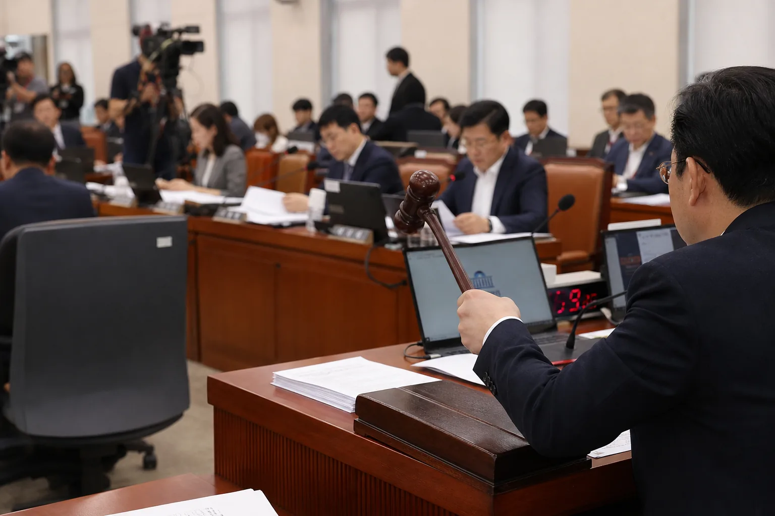 법사위 소위, '보완수사권 폐지' 형소법 개정안 여권 주도 의결 배경과 파장을 설명하는 이미지